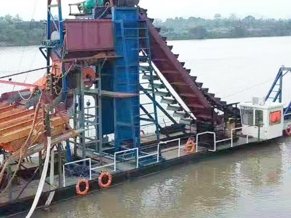 河道（dào）淘金船